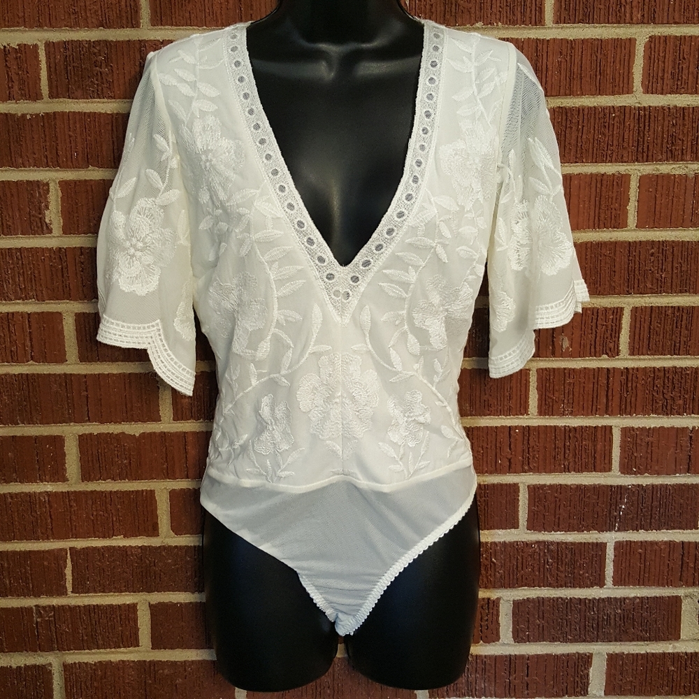 Dainty Hooligan Ivory Lace Wide Short Scalloped Sleeve Plunge V-Neck Bodysuit S